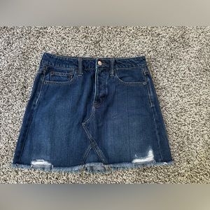 American eagle. Women’s jean skirt size 4 long.